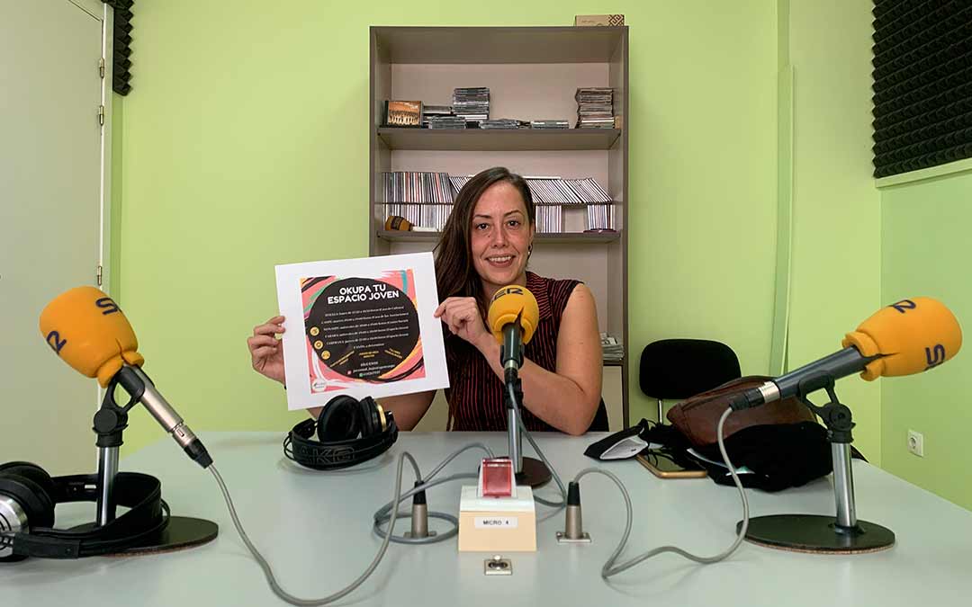 Elia Corral, técnico de juventud en la Comarca del Bajo Aragó-Caspe, en Radio Caspe / Eduard Peralta