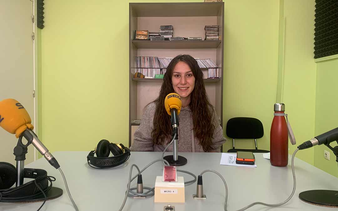 Laura Borruey, terapeuta ocupacional de ASADIC, en Radio Caspe / Eduard Peralta