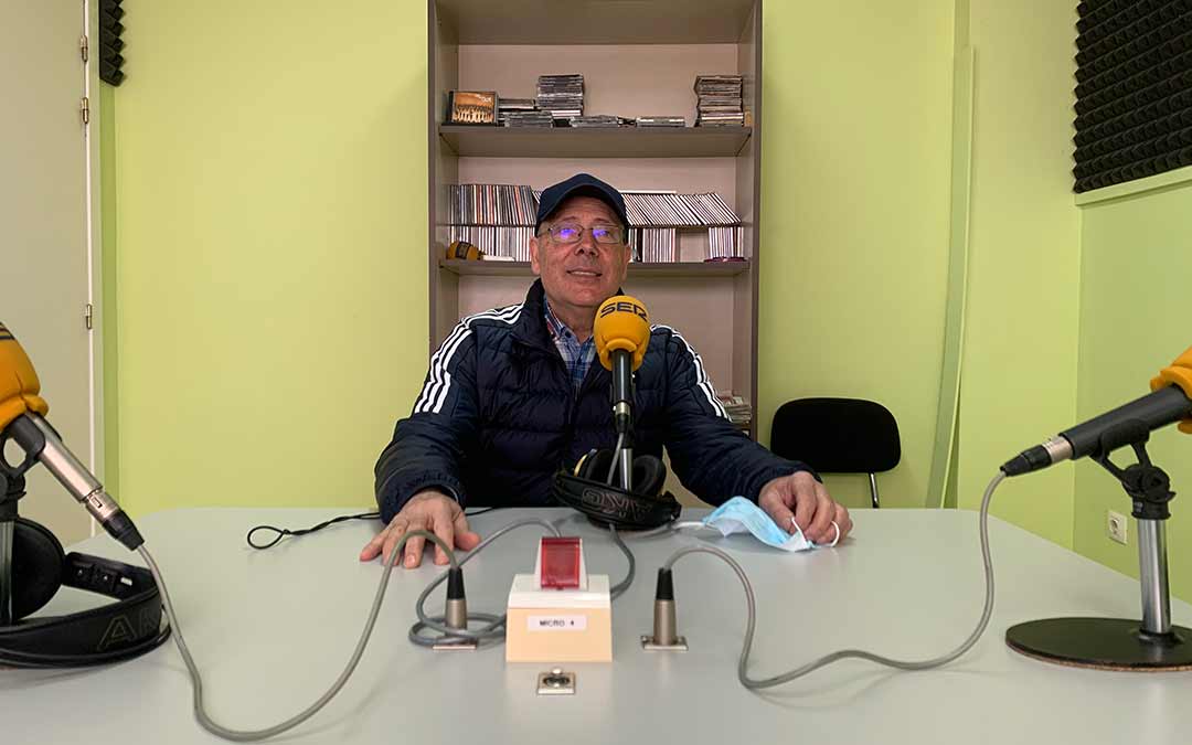 Manuel Conte, presidente de la Banda de Música de Caspe, en Radio Caspe / Eduard Peralta