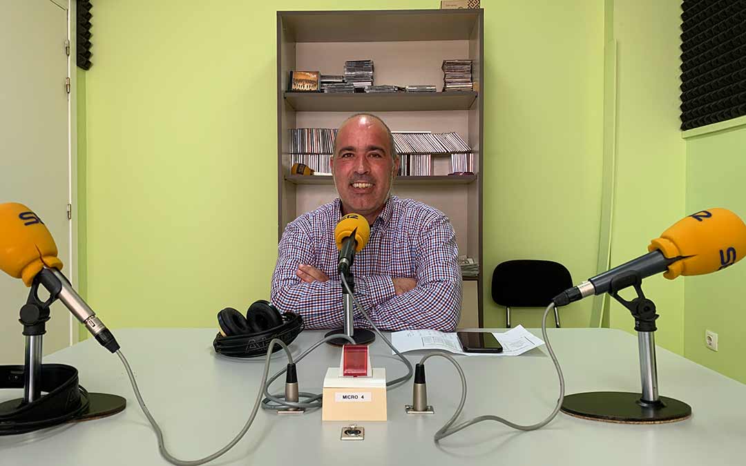 Rafael Guardia, concejal caspolino y portavoz de CHA, en Radio Caspe/ Eduard Peralta