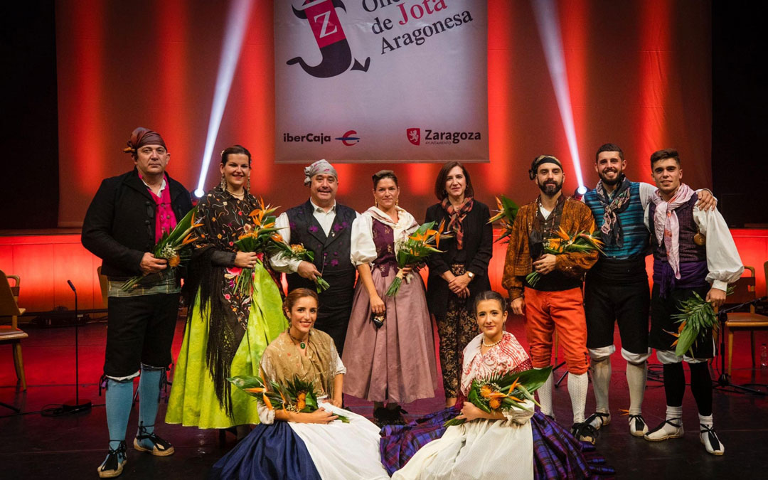 Altés, de pie segunda por la izquierda, junto a parte de los ganadores y la vicealcaldesa de Zaragoza, Sara Fernández. / ZaragozaCultura.es