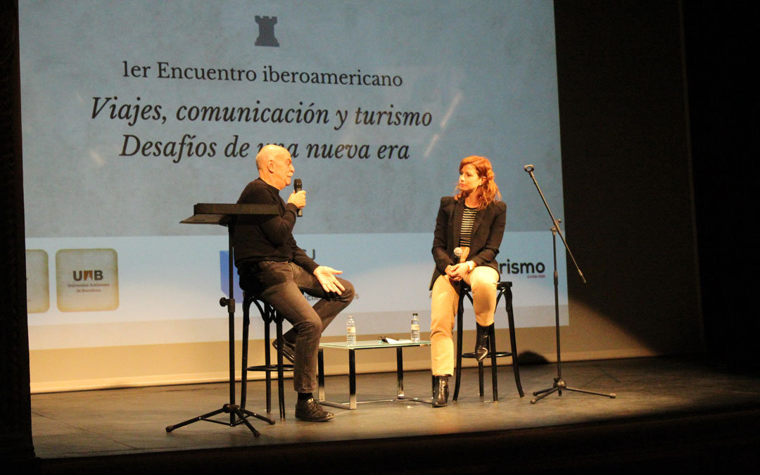 Martín Caparrós y Eva Defior, en el diálogo de inauguración del I Encuentro iberoamericano sobre viajes, comunicación y turismo. / B .Severino