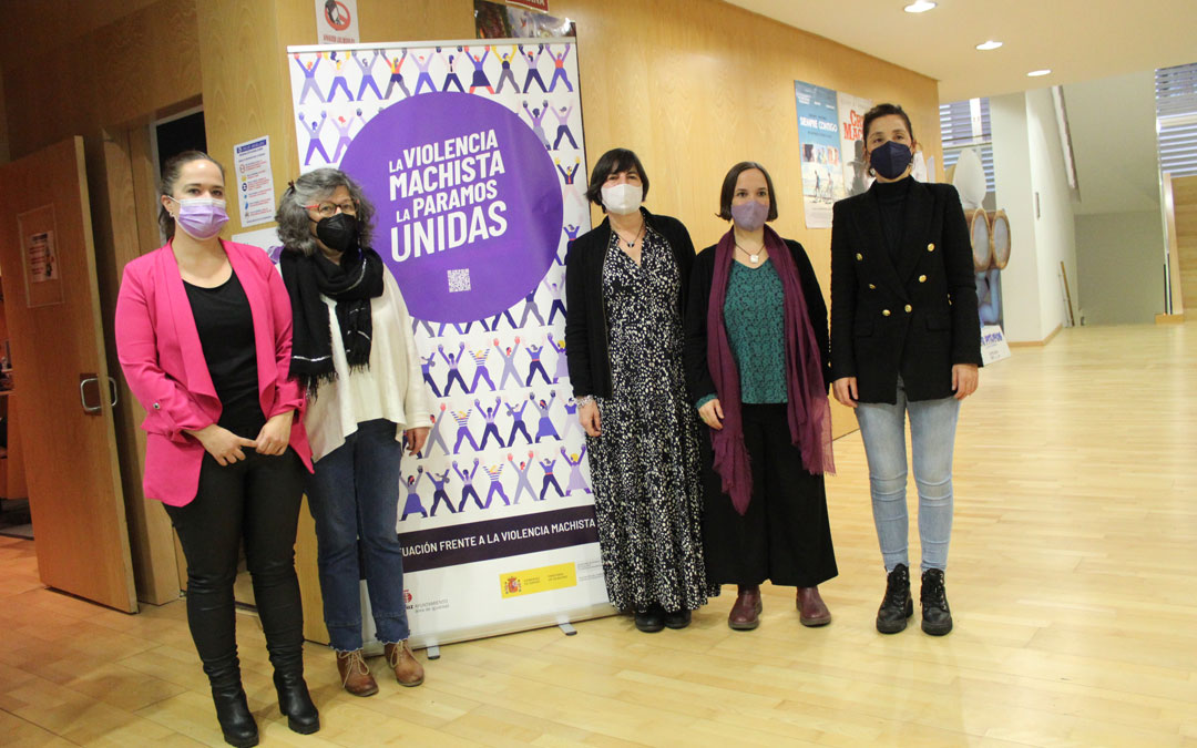 La directora del IAM y la concejala de Igualdad de Alcañiz, arropan a varias de las ponentes de las jornadas en el Palacio Ardid. / B. Severino