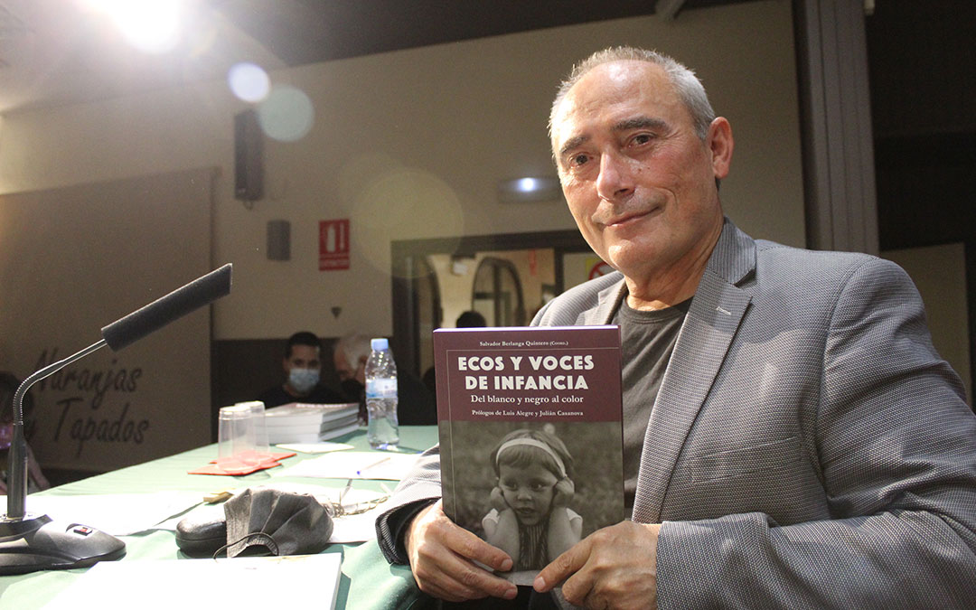 Salvador Berlanga, bajo los focos del Centro Cultural Valero Lecha de Alcorisa, con el libro que coordina y que contiene un centenar de relatos. / B. Severino