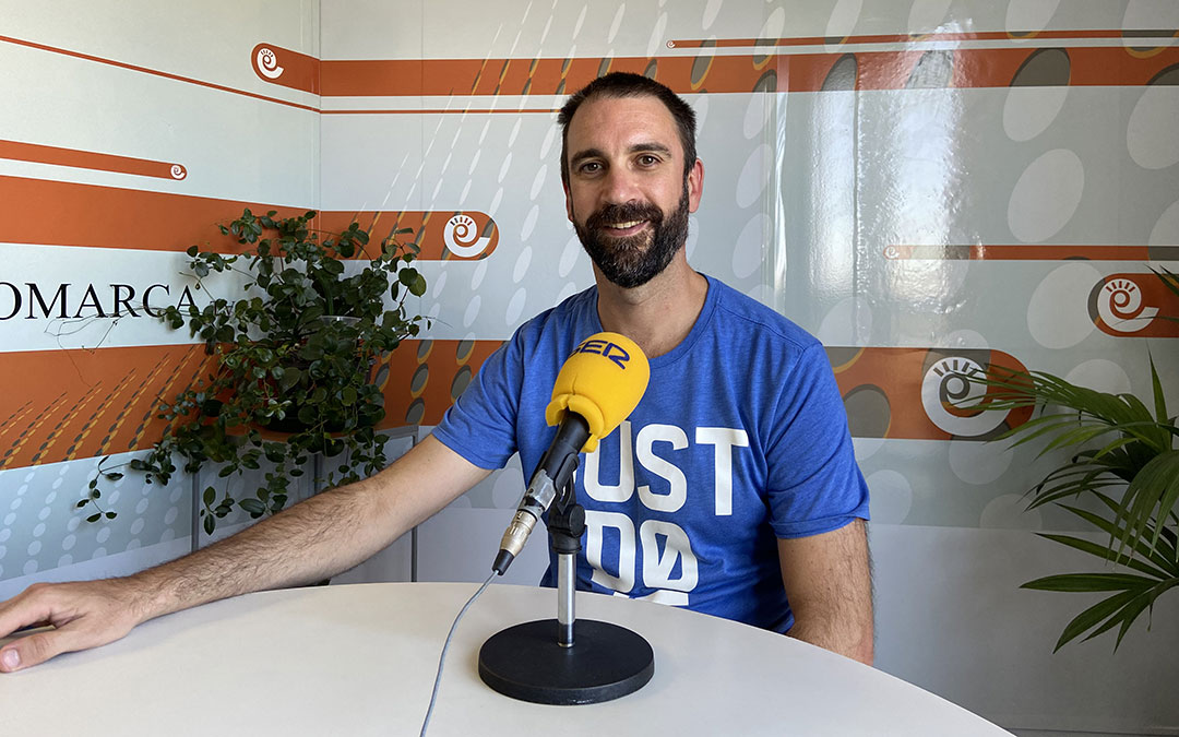 Esteban Nigro, colaborador de Radio La Comarca, en el estudio de Alcañiz./ A.M.