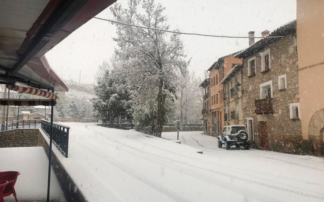 Villarroya de los Pinares, en la comarca del Maestrazgo, ha acumulado hasta 10 centímetros de nieve este martes por la mañana./ Ayuntamiento de Villarroya