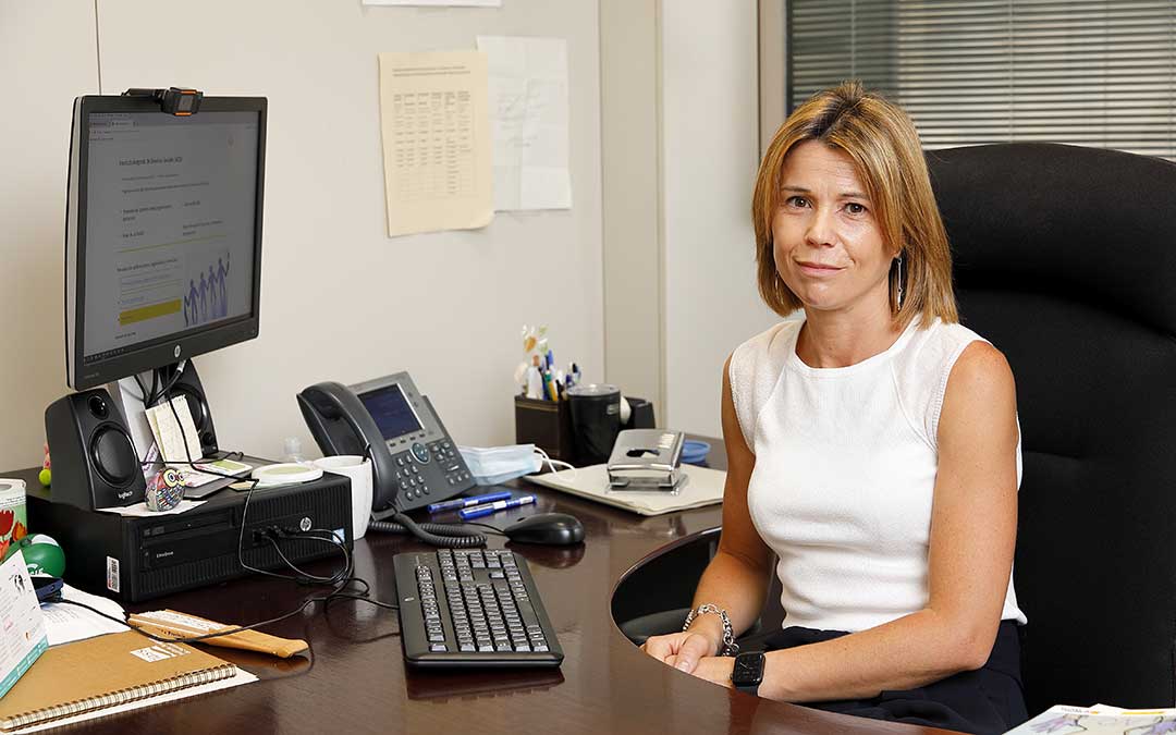 Noelia Carbó, directora del Instituto Aragonés de Servicios Sociales en su despacho./ Luis Correas- DGA