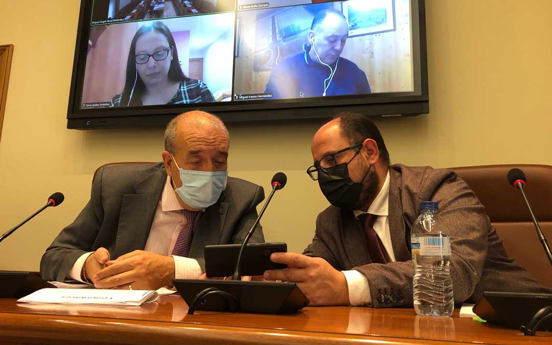 Presidente y vicepresidente de la DPT instantes antes del inicio del pleno. / DPT