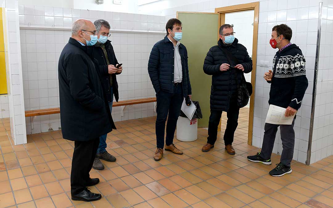 El concejal delegado de Infraestructuras y Urbanismo del Ayuntamiento de Alcañiz, Javier Baigorri, acudió ayer a la recepción de los trabajos junto al concejal delegado de Deportes, Kiko Lahoz, técnicos municipales de Deportes e Intervención y responsables de la empresa ejecutora / Ayto. Alcañiz