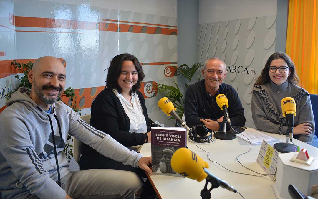 Jorge Pérez, Beatriz Severino, Salvador Berlanga y Alicia Martín en el estudio de Radio La Comarca./ I.M.
