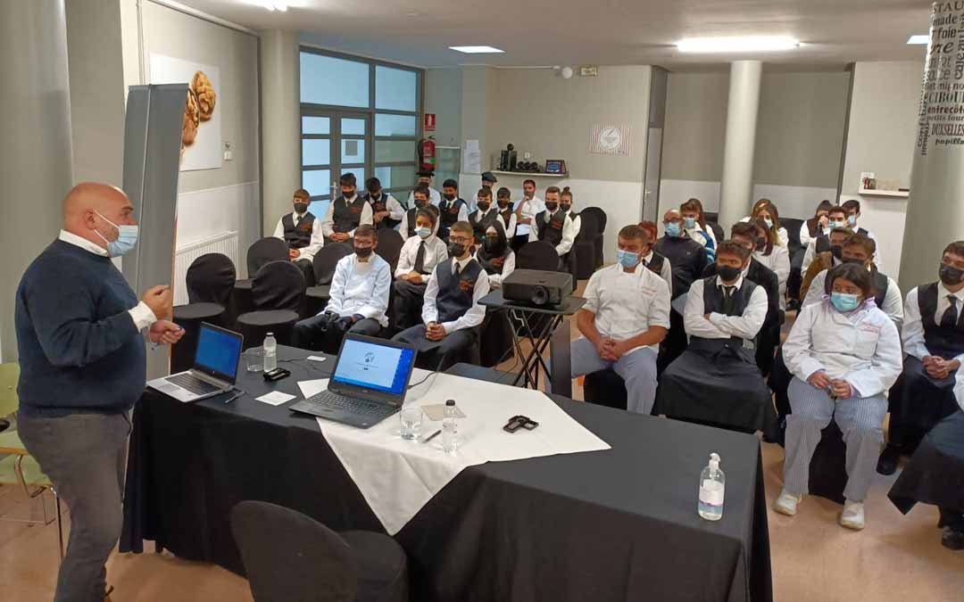 Charla de Sergi Gil en el IES Matarraña.