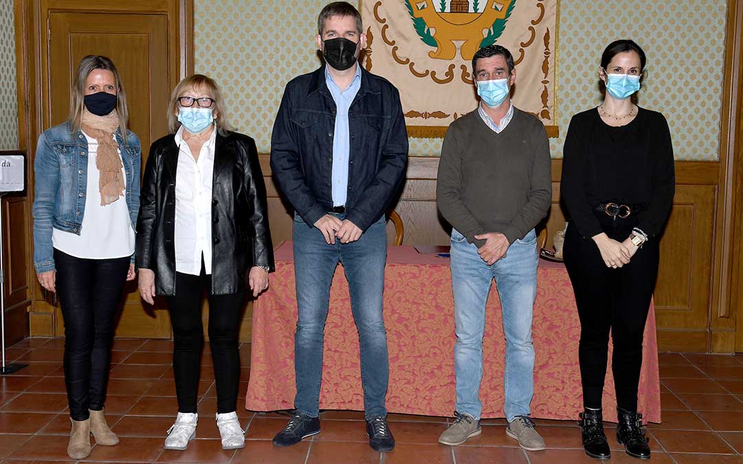 El alcalde de Alcañiz, Ignacio Urquizu, y el presidente de la Comarca del Bajo Aragón, Luis Peralta, han firmado el acuerdo este martes./ Ayto. de Alcañiz
