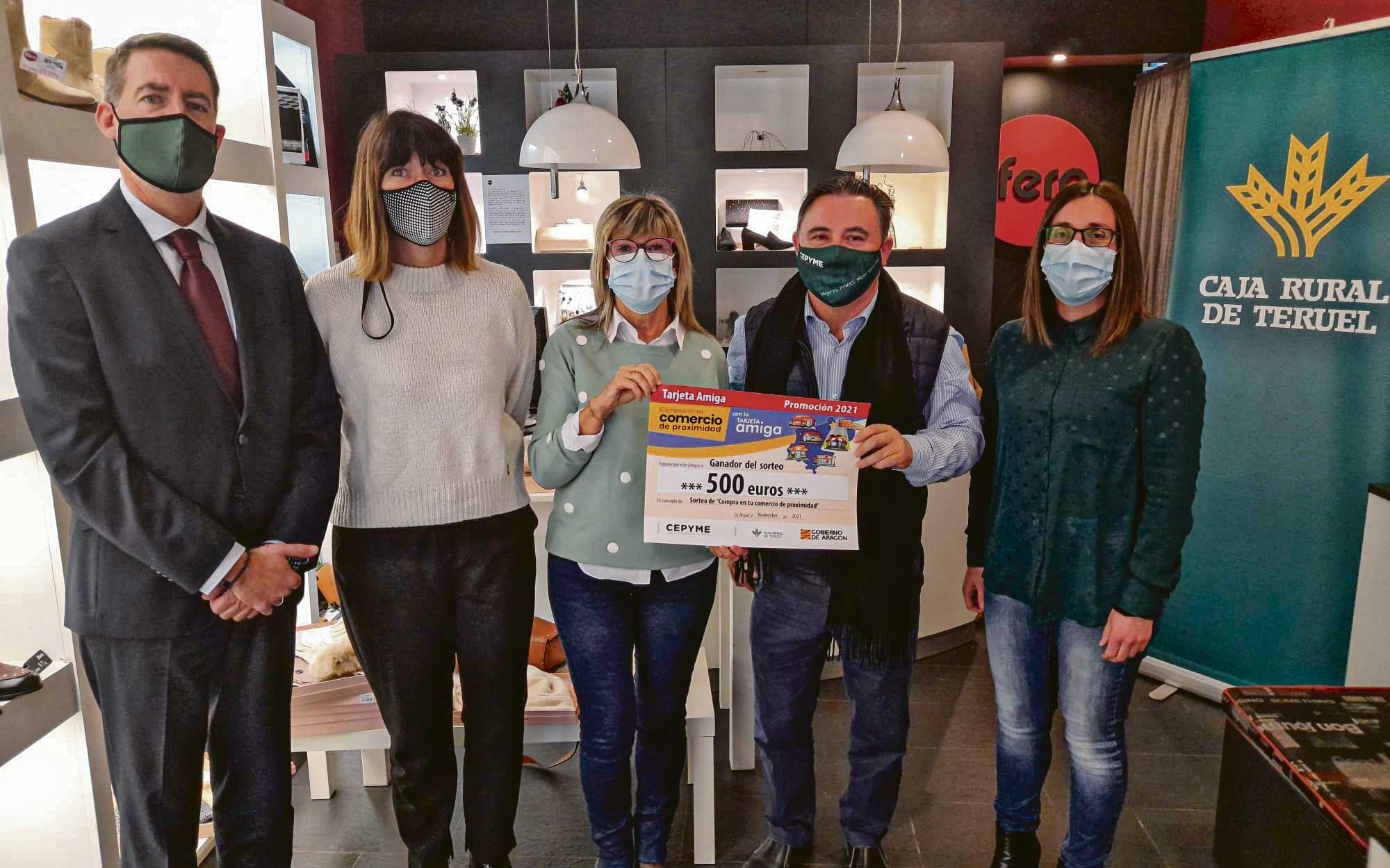 Juan Antonio Gracia, Celeste García, Loli Bravo, Juan Ciércoles y Nieves Ballesteros en la entrega del cheque. / CPYME Teruel