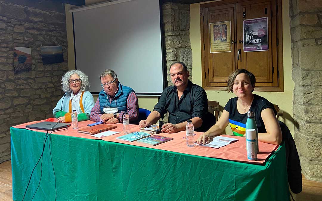 Última ponencia del IV Congreso de Periodismo y Repoblación de Urries, en la que participó Víctor Guíu (segundo por la derecha)./ Alicia Martín
