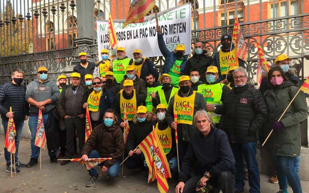 Imagen de algunos de los agricultores del sector frutícola de Aragón que participaron en la manifestación en Madrid / UAGA