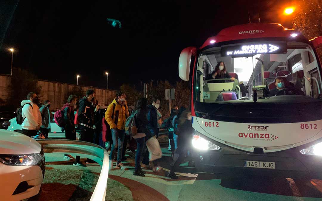 Renfe ha ofrecido a sus usuarios completar el trayecto en bus ante la suspensión del servicio debido a una avería a la altura de Quinto. En la imagen, usuarios subiéndose al bus en la estación de Miraflores / P.S