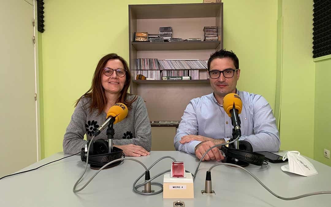 Ana Jarque, consejera de Igualdad y Bienestar Social, y Cristian Poblador, presidente comarcal, en Radio Caspe / Eduard Peralta