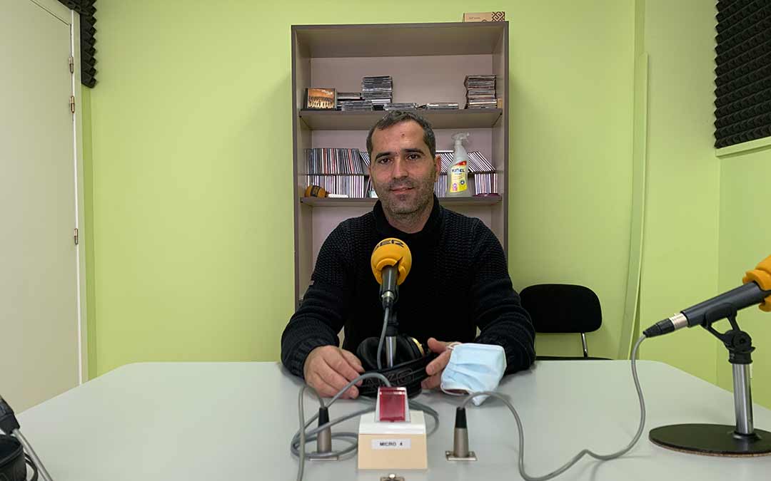 Gabriel Luena, concejal de urbanismo, en Radio Caspe / Eduard Peralta