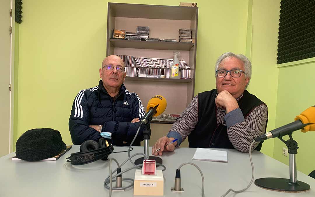 Manuel Conte y Jesús Poblador, miembros de la junta de la Asociación de amigos del órgano en Caspe, en Radio Caspe / Eduard Peralta