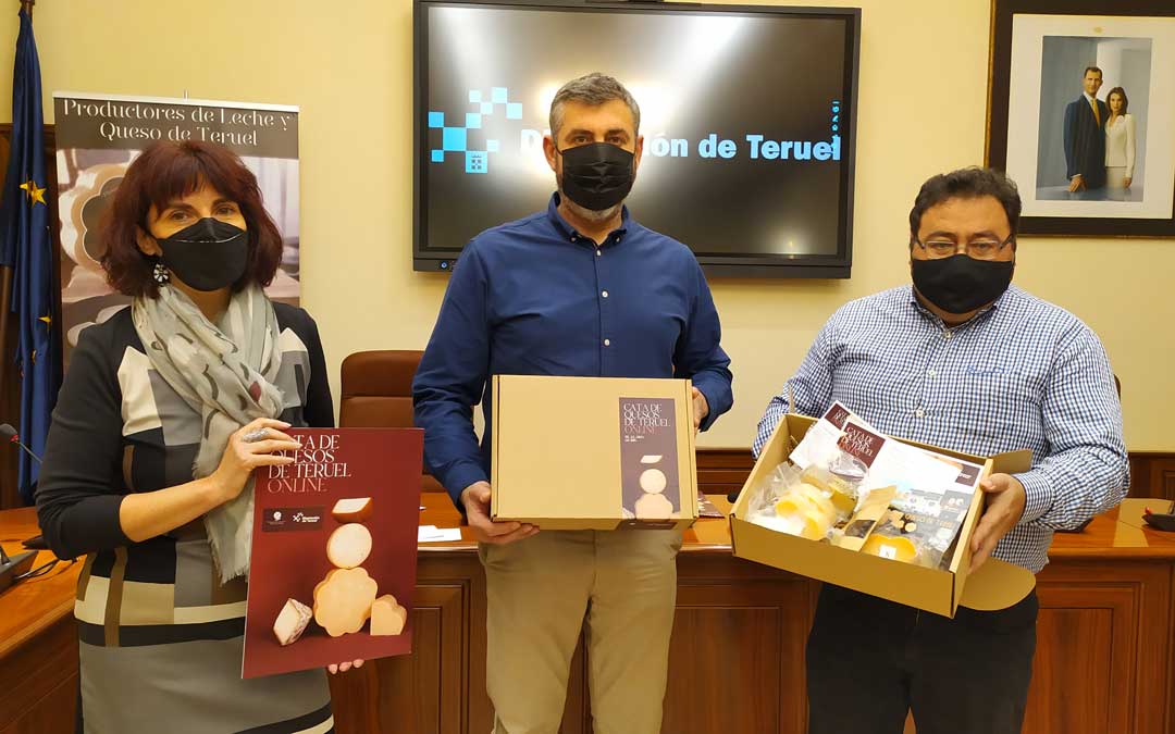 Antonio Pérez, diputado del Servicio de Agricultura, junto con Vicente San Francisco, pte de la Asociación de productores de leche y queso de Teruel, y Raquel Herrera, de la empresa Conexión Imaginativa, organizadora de la cata. / DPT