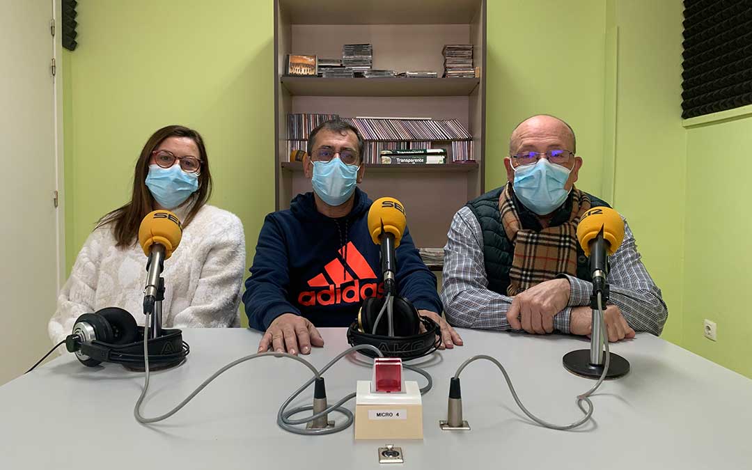 Ana Jarque, vicepresidenta de la Banda de Música, José Luis Gómez, director, y Manuel Conte, presidente, en Radio Caspe / Eduard Peralta