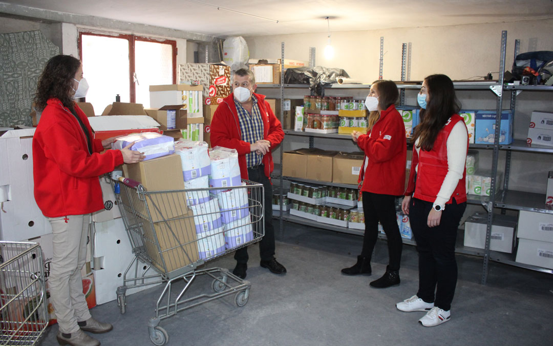 Parte del equipo de Cruz Roja Bajo Aragón en la sede de Alcañiz, en el almacén de productos de primera necesidad./ Laura Castel