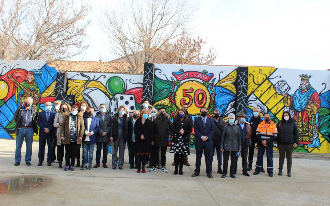 Foto de familia delante del mural del 50 aniversario del Hogar. / B. Severino