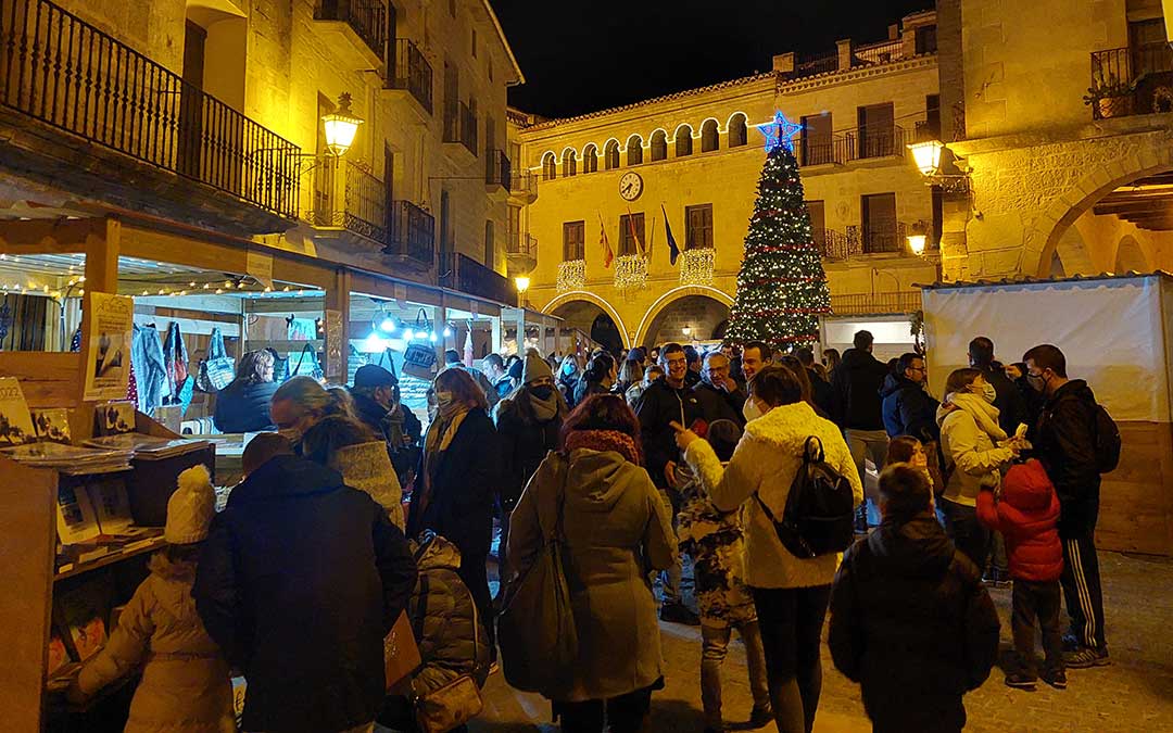 El intenso viento no ha desanimado a centenares de visitantes que han asistido a la II Feria de Navidad y XXXIII muestra del Aceite y el Olivo. J.L.