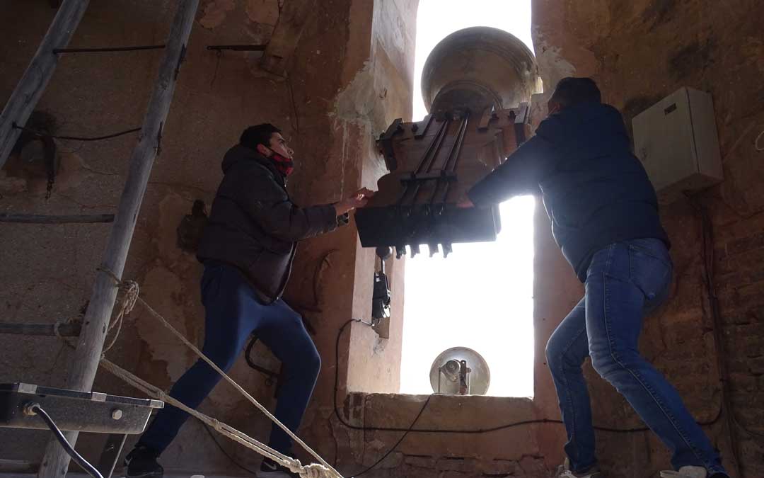 Los vecinos de Valdealgorfa ya pueden bandear su campana Santa María Magdalena. / L.Martínez