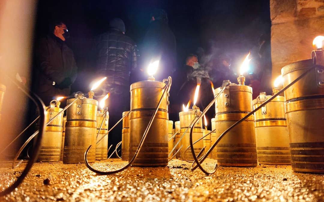 Una cincuentena de candiles de carburo iluminaron la noche./Asociación Patrimonio Minero de Escucha