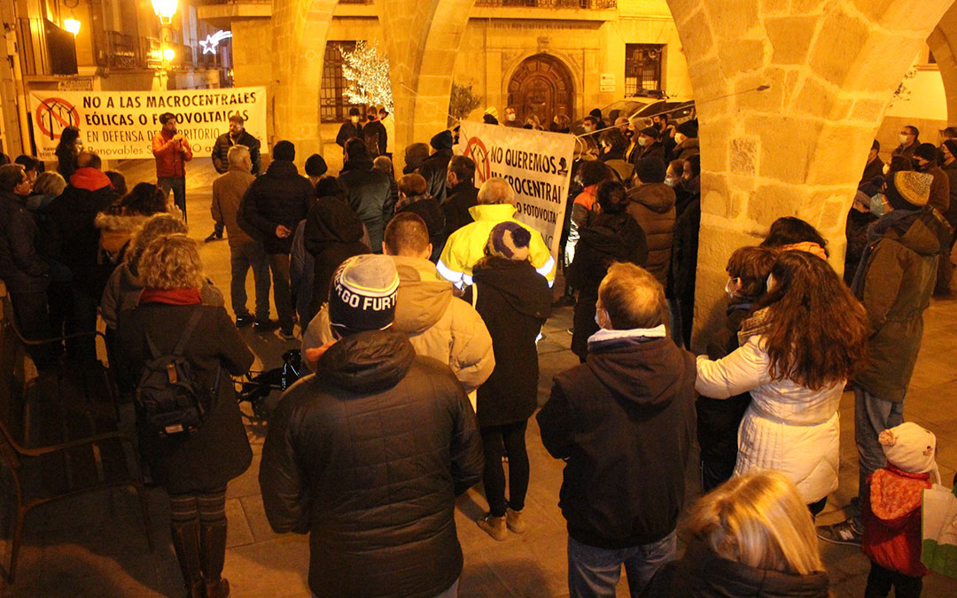 Concentración convocada por la Plataforma en Defensa de los Paisajes de Teruel este viernes en Alcorisa / L. Castel