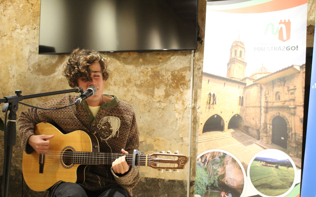 Guitarricadelafuente actuó en Cuevas de Cañart en la entrega de los X Premios Maestrazgo Europa. / B. Severino