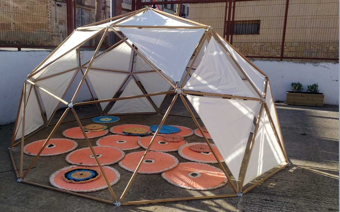 Domo o cúpula instalada en el patio delantero del colegio de Aguaviva./ A.C.