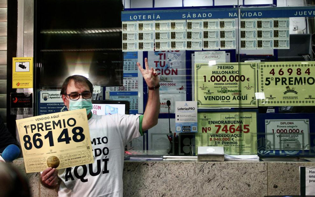 El lotero de la administración de Atocha, en la que se repartió el Gordo. / Jorge París-Heraldo de Aragón