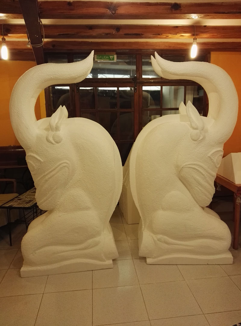 Preparativo de las esculturas de poliespan para la carroza de Jerjes en el Sexeni de Morella. / Chus Marín