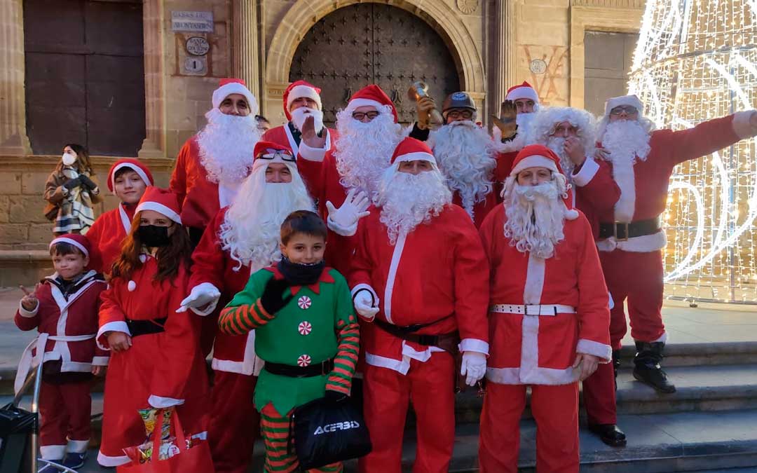 Un grupo de vecinos de Alcañiz han acompañado a Papá Noel a su llegada a la capital bajoaragonesa. / L.C