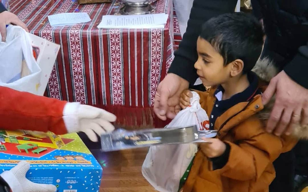 Un niño recibiendo un regalo de Papá Noel./L.C.