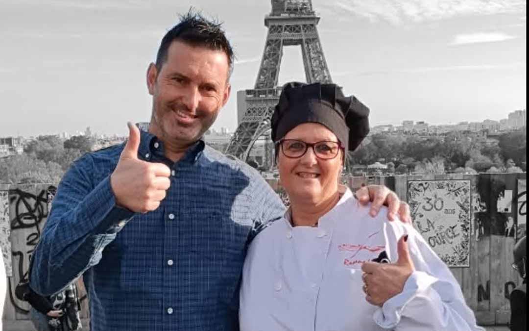 El profesor Dabi Latas junto a la alumna valjunquerana Rosana Insa en París.