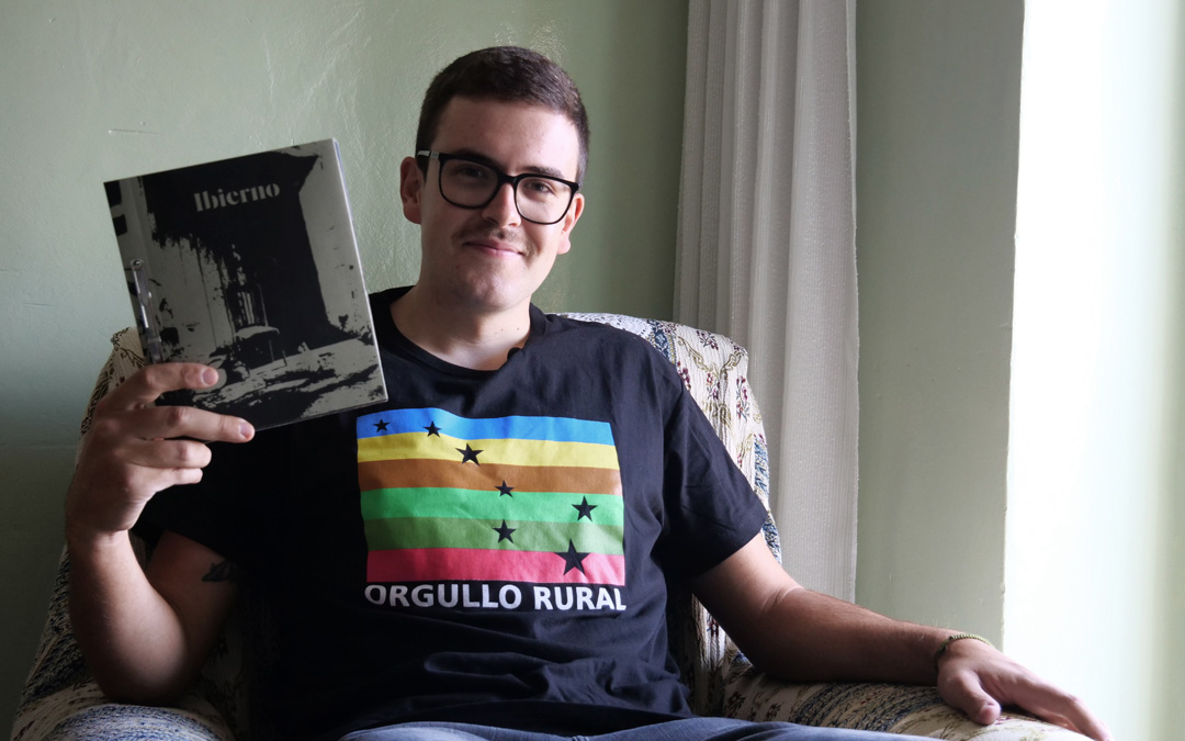 Planas muestra la premiada revista ‘Ibierno’ que editó como TFG dedicado a La Hoz y luce en la camiseta su lema de vida. / Archivo personal