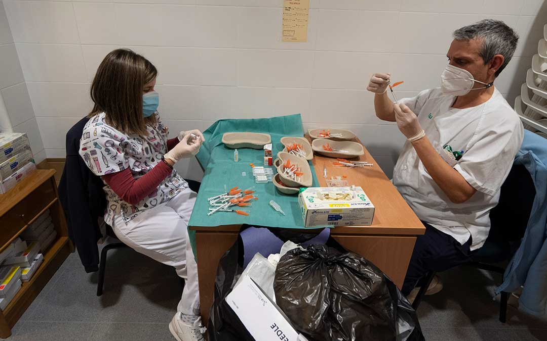 Profesionales del Centro de Salud de Alcañiz preparando las vacunas / Toni García