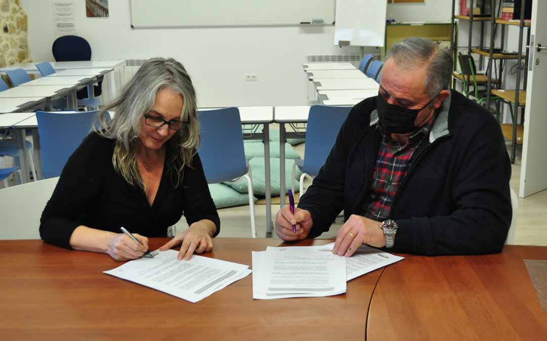 La directora del CPEPA de Valderrobres y el Presidente de Grupo Arcoiris, Delfín Albesa, han rubricado el acuerdo. J.L.