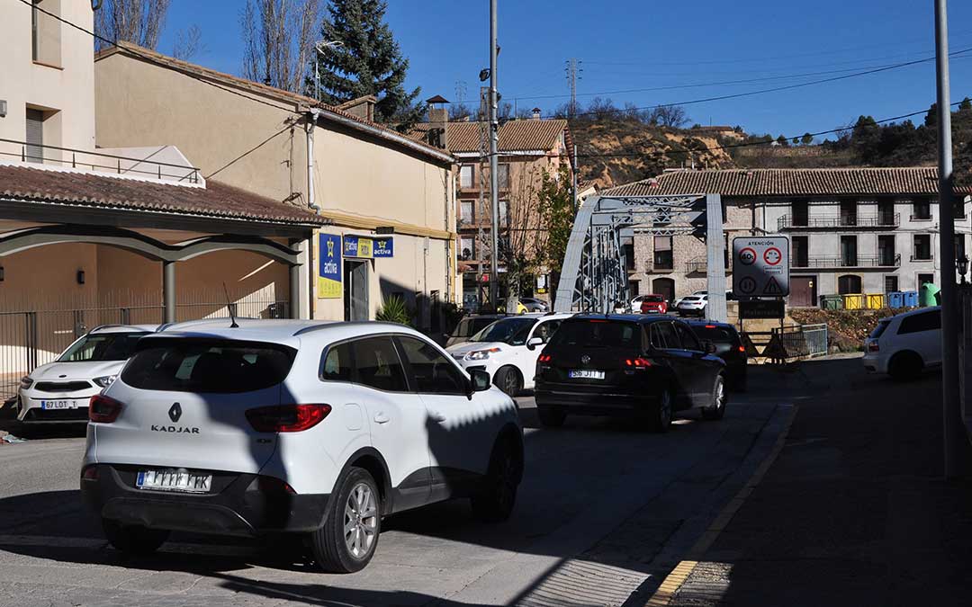 El elevado número de vehículos en determinadas épocas como Semana Santa hace desistir a los peatones de cruzar por el puente./ J.L.