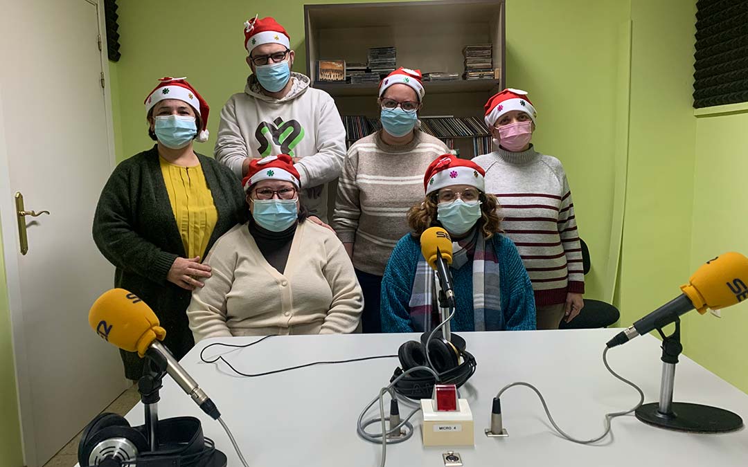 Los miembros del programa de inclusión social de ASADICC, en Radio Caspe / Eduard Peralta
