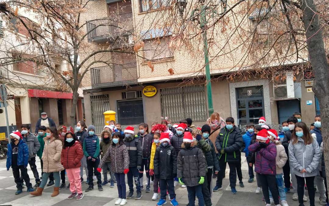 Los niños del Colegio Alejo Lorén de Caspe han estado cantando villancicos para recaudar fondos para La Palma / Colegio Público Alejo Lorén