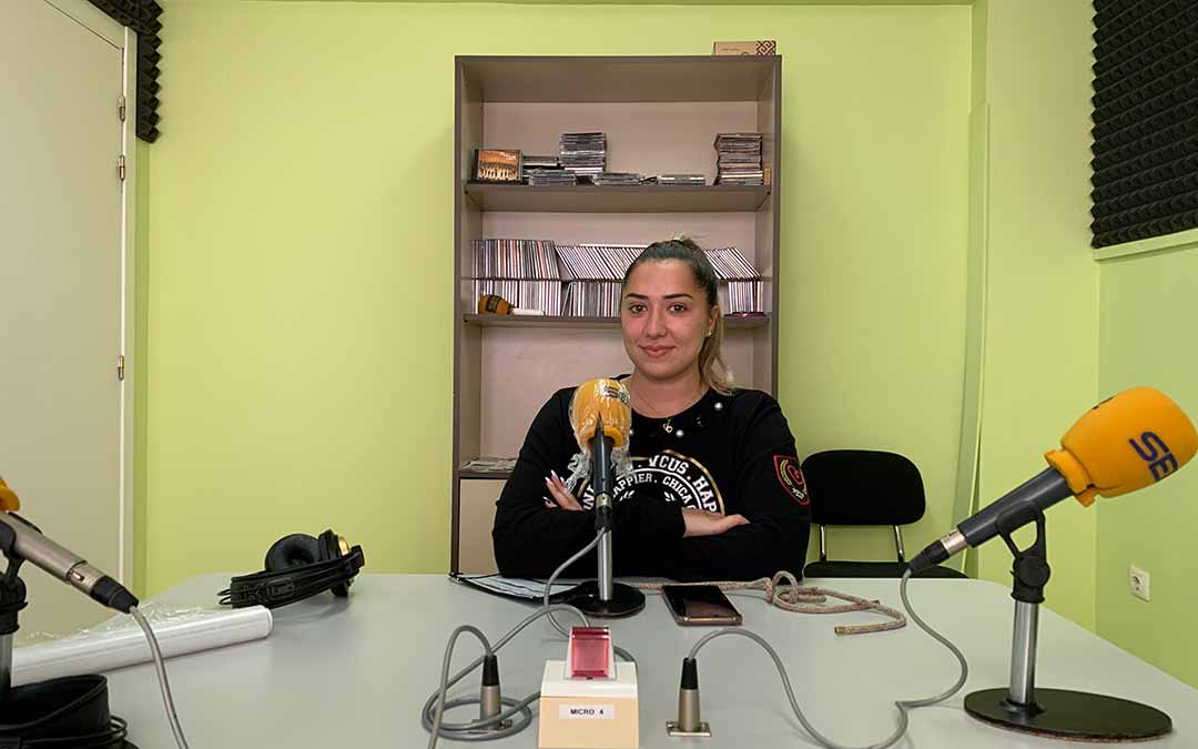 Inés Máñez, entrenadora del Club Arcoíris de gimnasia rítmica, en Radio Caspe / Eduard Peralta