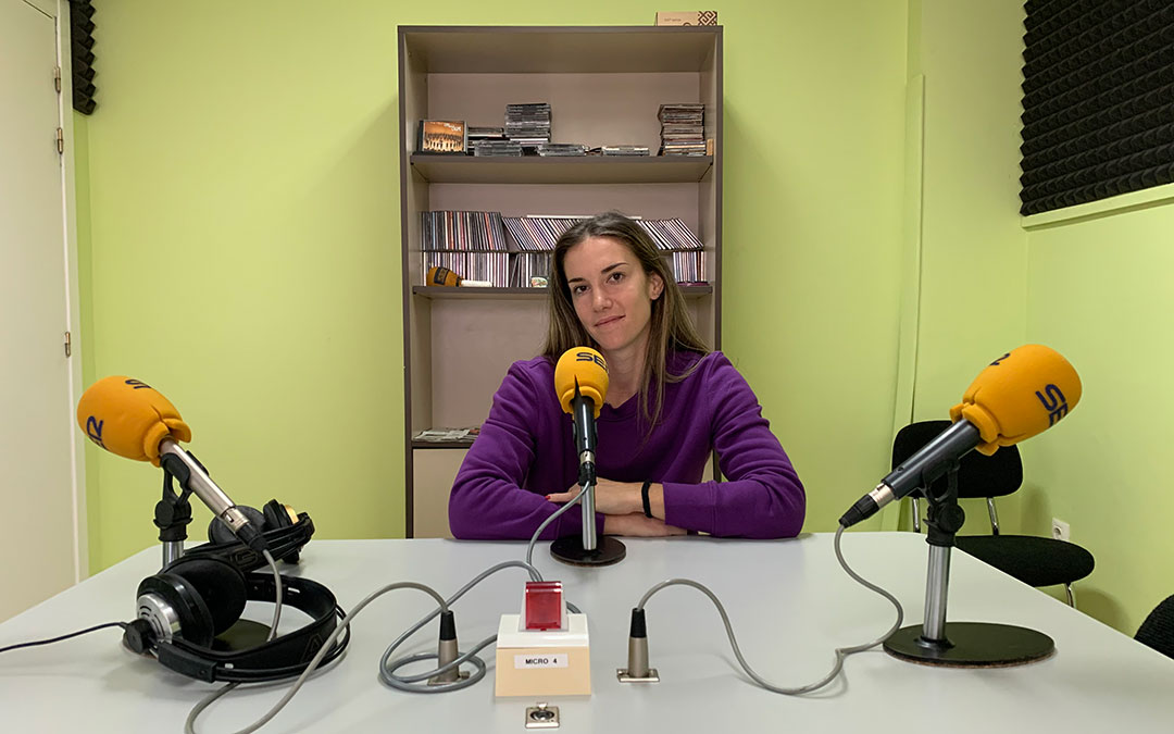 La tenista Irene Burillo en Radio Caspe / Eduard Peralta