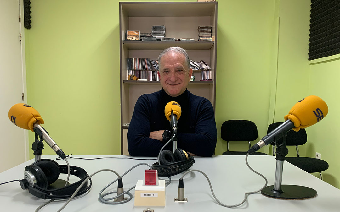 Miguel Tena, presidente de ASADICC, en Radio Caspe / Eduard Peralta
