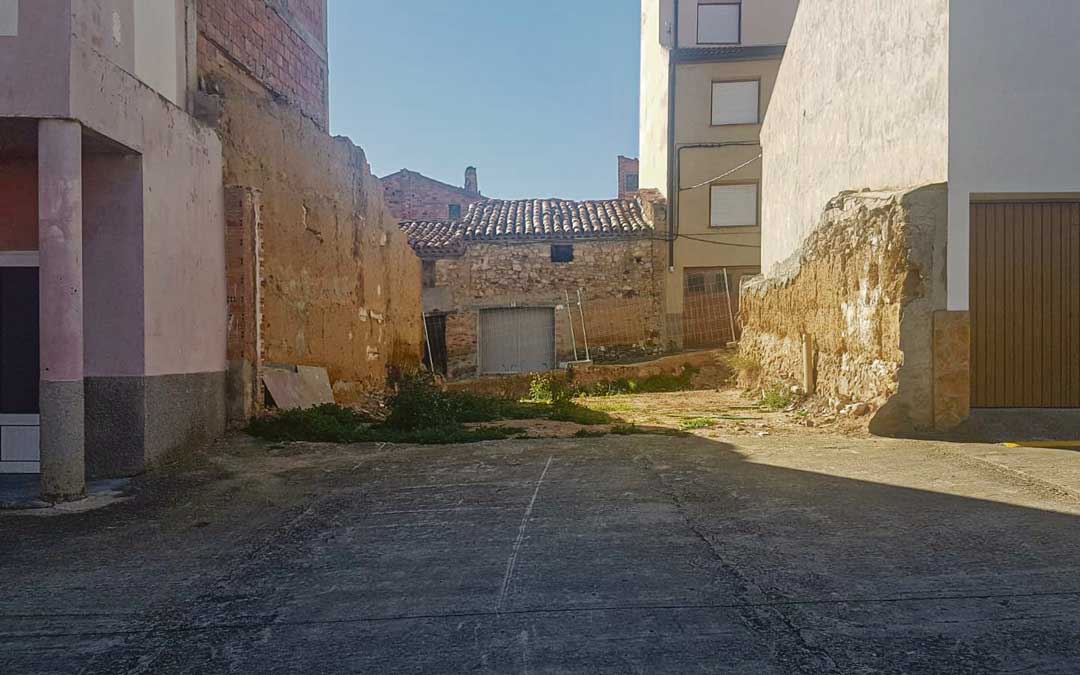 El espacio que ha quedado tras la demolición de una vivienda en donde se construirá el nuevo hogar del jubilado. / Ayuntamiento Estercuel