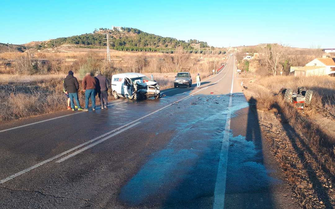 Imagen del accidente producido entre una furgoneta de reparto y un tractor en la circunvalación de Castelserás. / L.C.