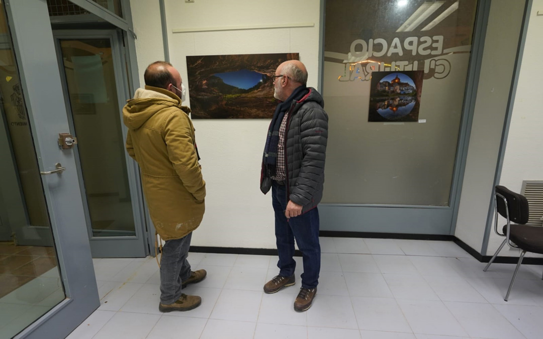 Pina y Miguel del Río observan la Cueva Negra, una imagen cuya autoría comparte con Juan Carlos Peguero, autor también de esta instantánea. / J.C.P.